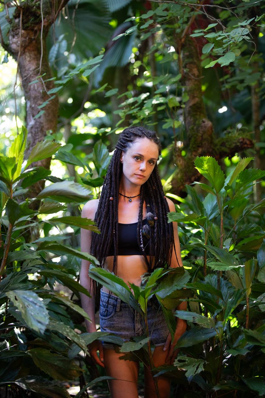 Stasy — dreadlock artist in Costa Rica